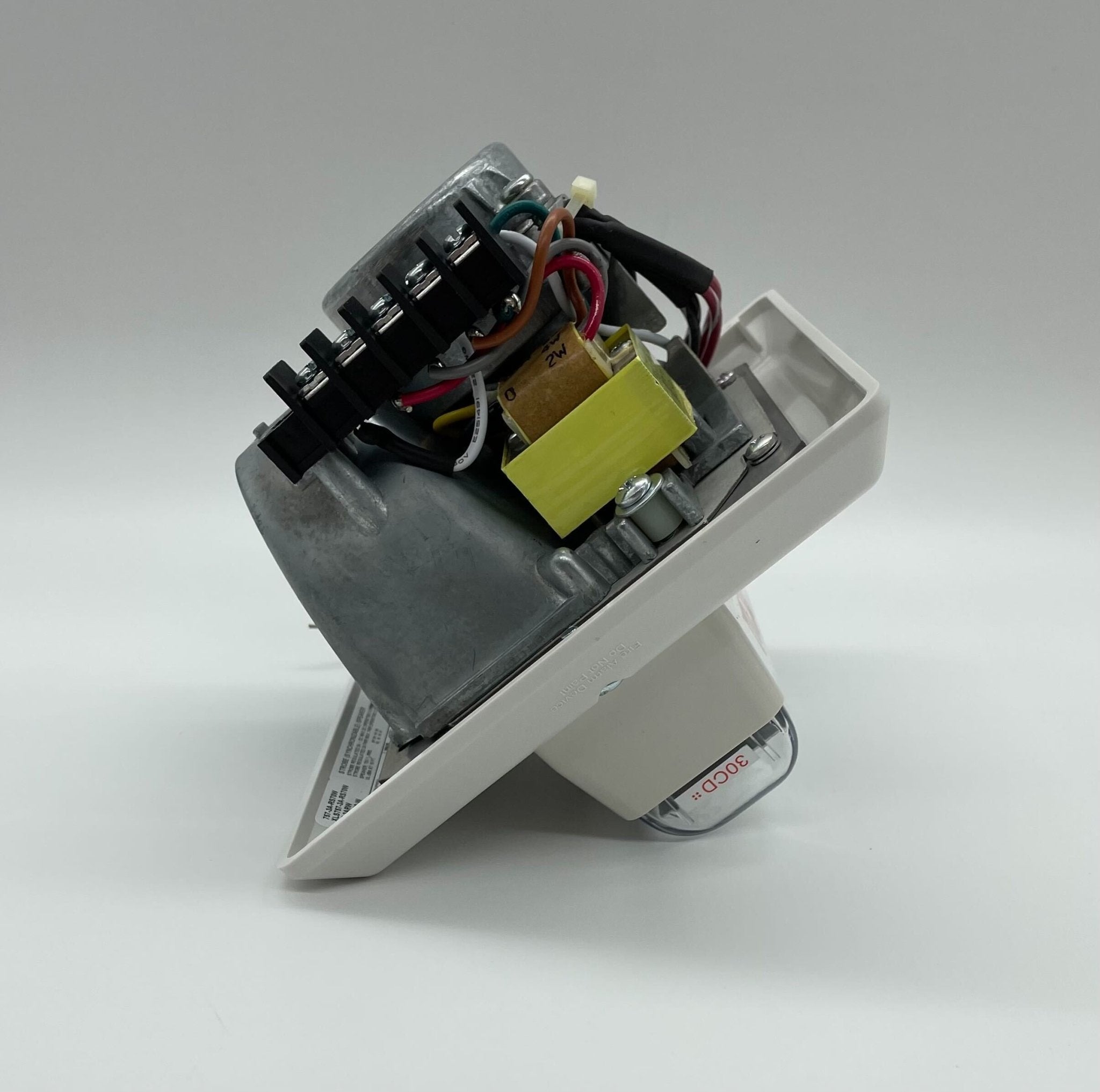 Edwards 757-3A-RS70W speaker strobe with white housing and mounting bracket, designed for fire alarm systems.