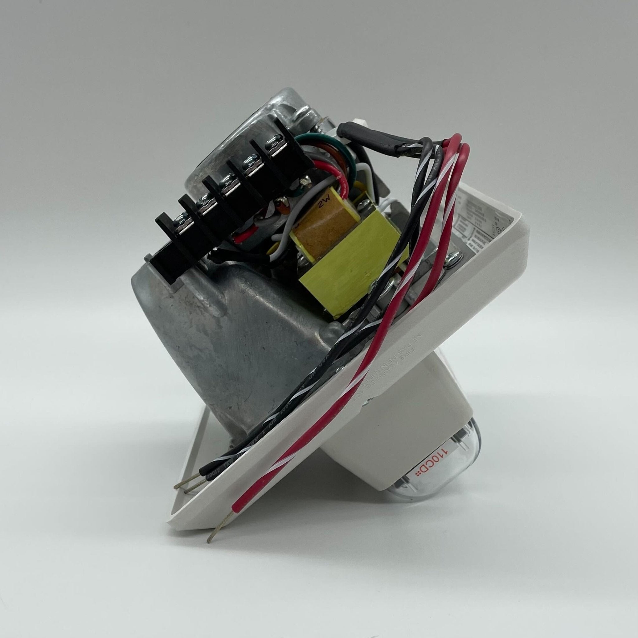 Edwards 757-8A-RS70W speaker strobe alarm with white housing and mounting bracket, designed for fire safety and alert systems.
