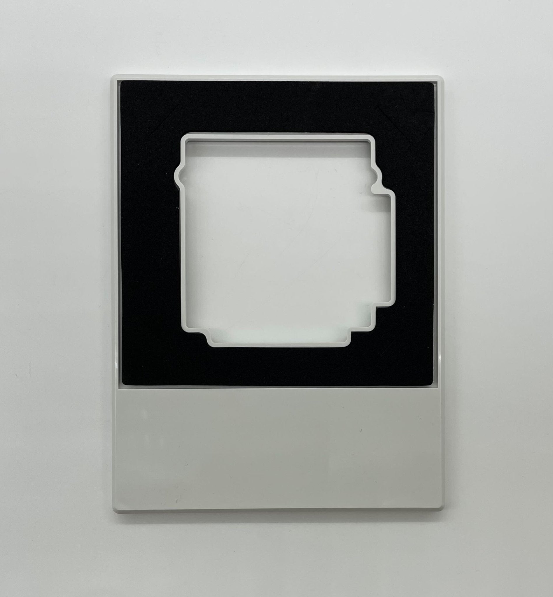 Edwards G4LFWF-HVM horn strobe alarm with white housing and mounting bracket, designed for fire and emergency notification systems.