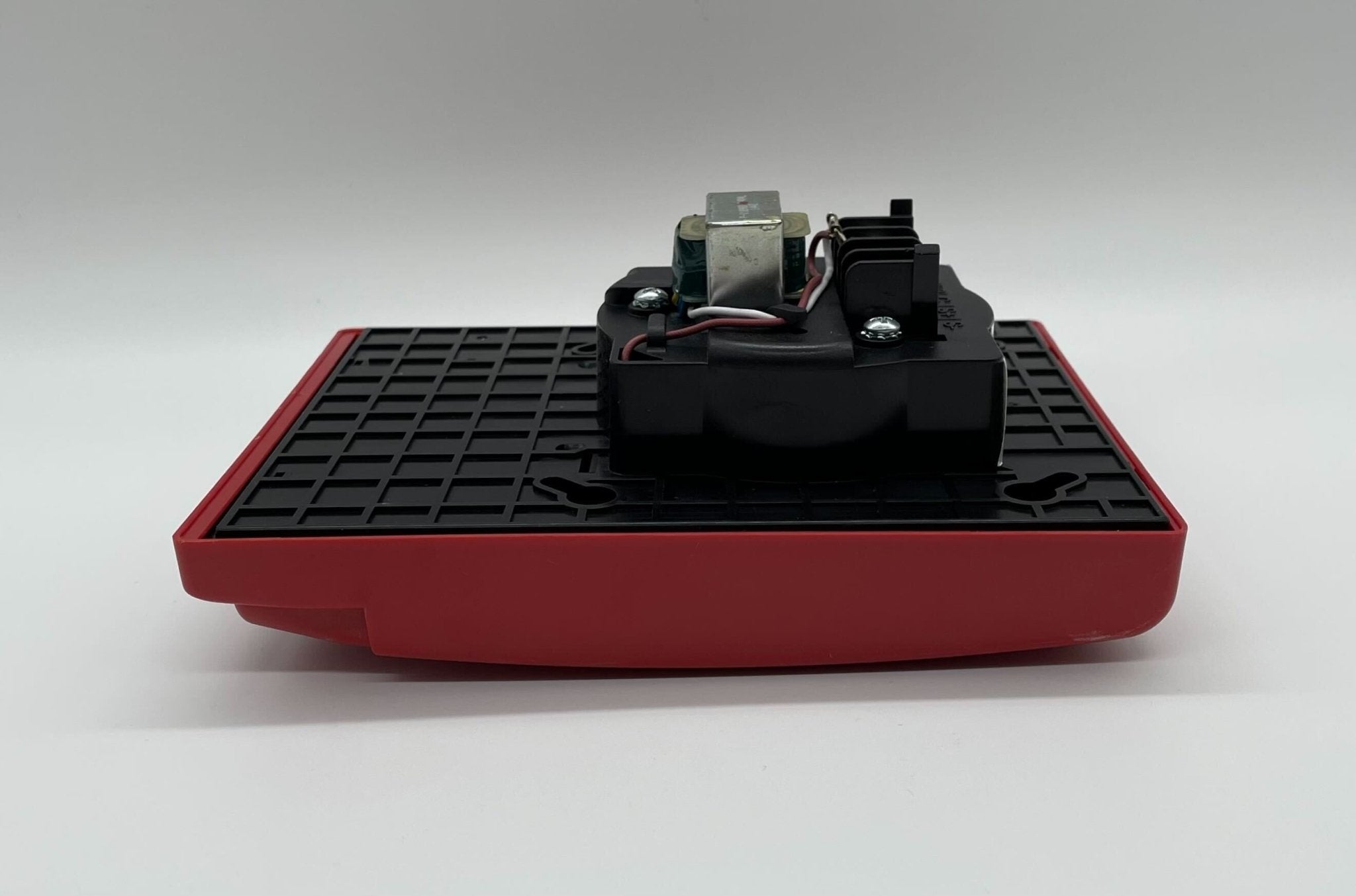 Edwards G4R-S7 speaker with black enclosure and mounting bracket, designed for professional sound reinforcement.