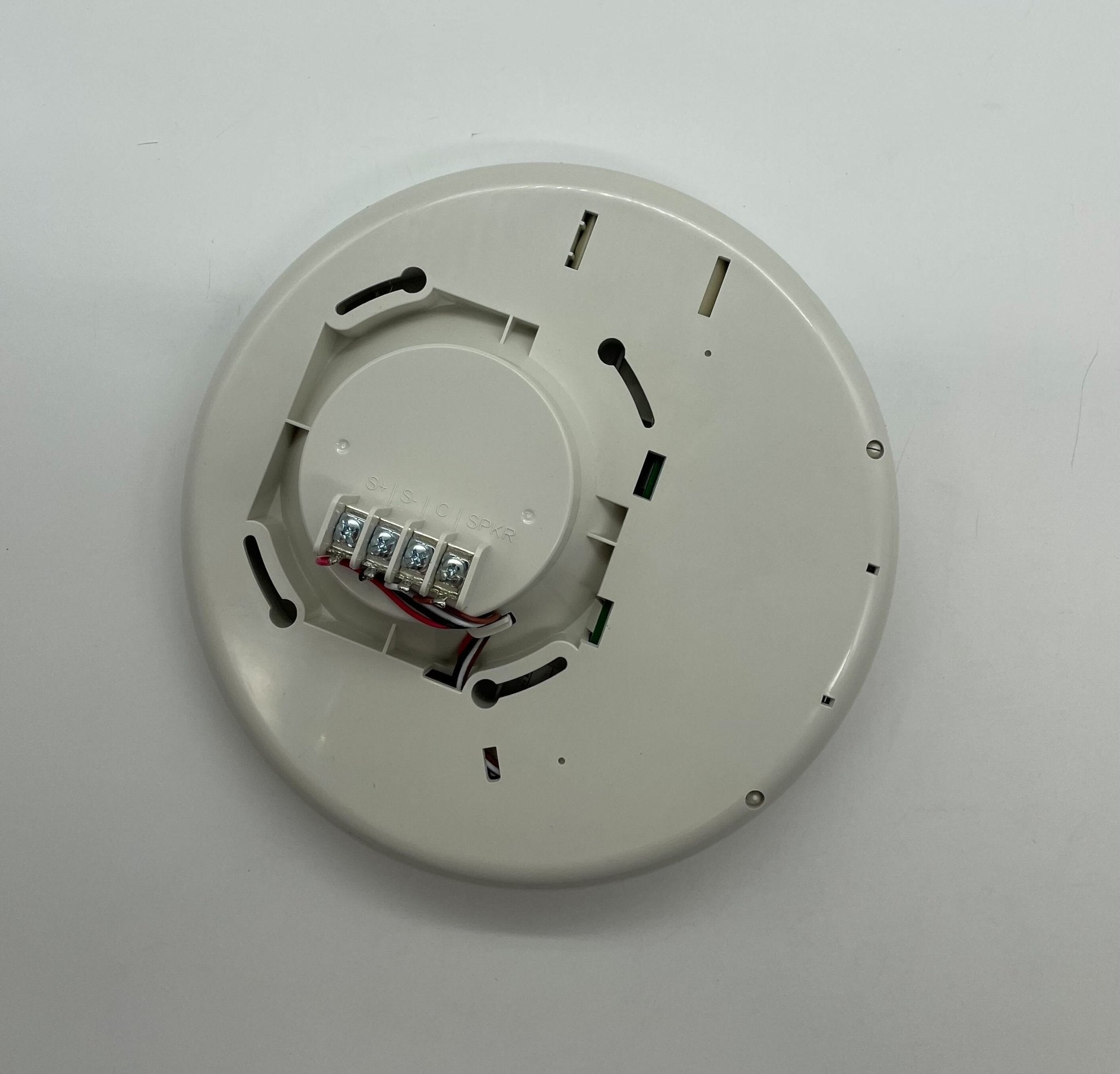 Edwards GCWA-S7VMHA speaker strobe with alarm horn, mounted on wall, white finish, designed for fire alarm notification.