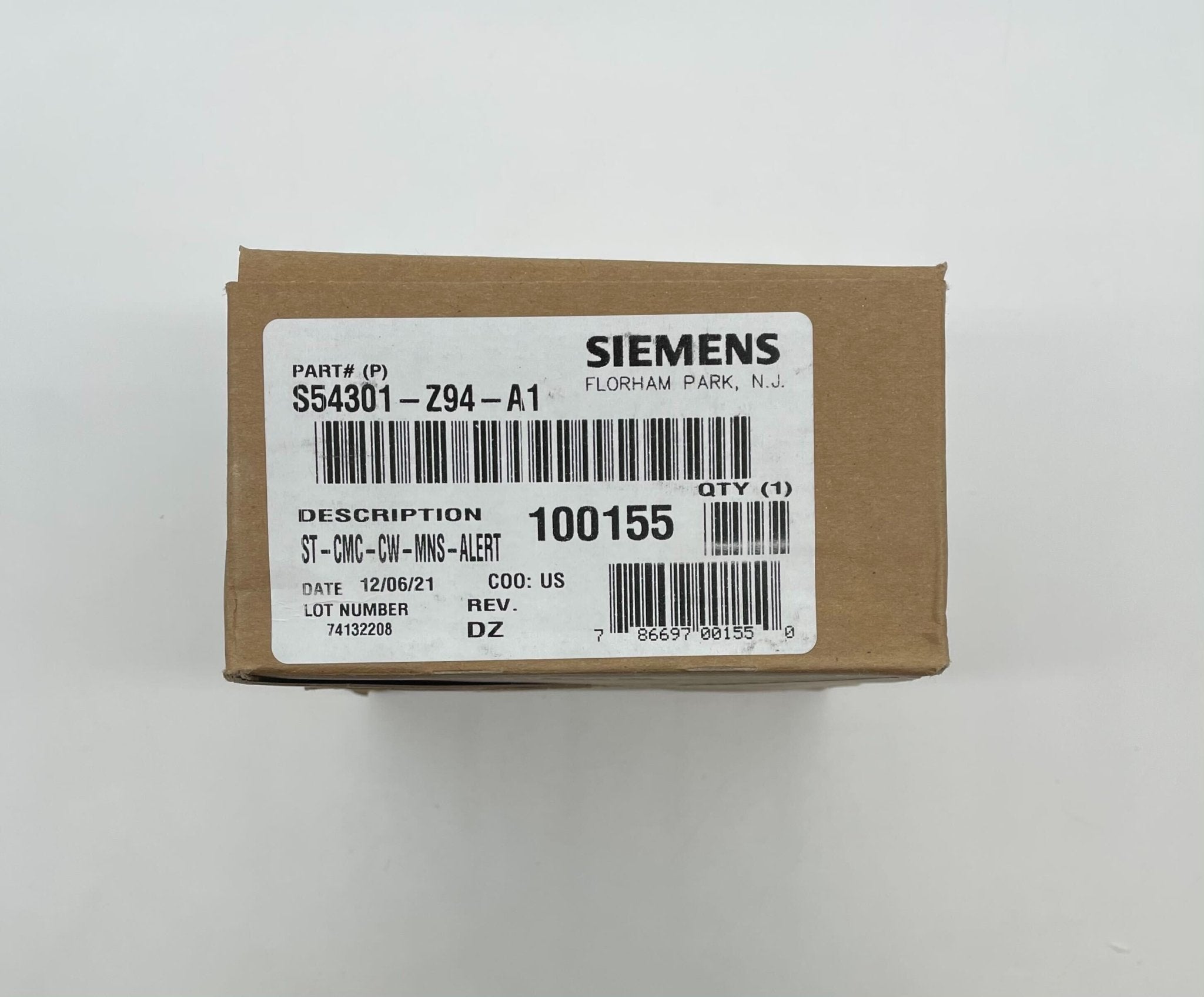 Siemens ST-CMC-CW-MNS-ALERT strobe light with alert indicator mounted on a wall, designed for emergency notification.