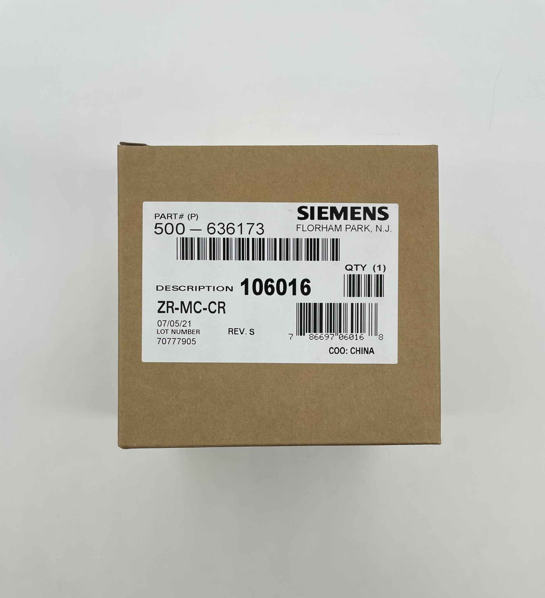 Siemens ZR-MC-CR strobe light, industrial safety device with clear lens and mounting brackets, used for signaling and alerting.