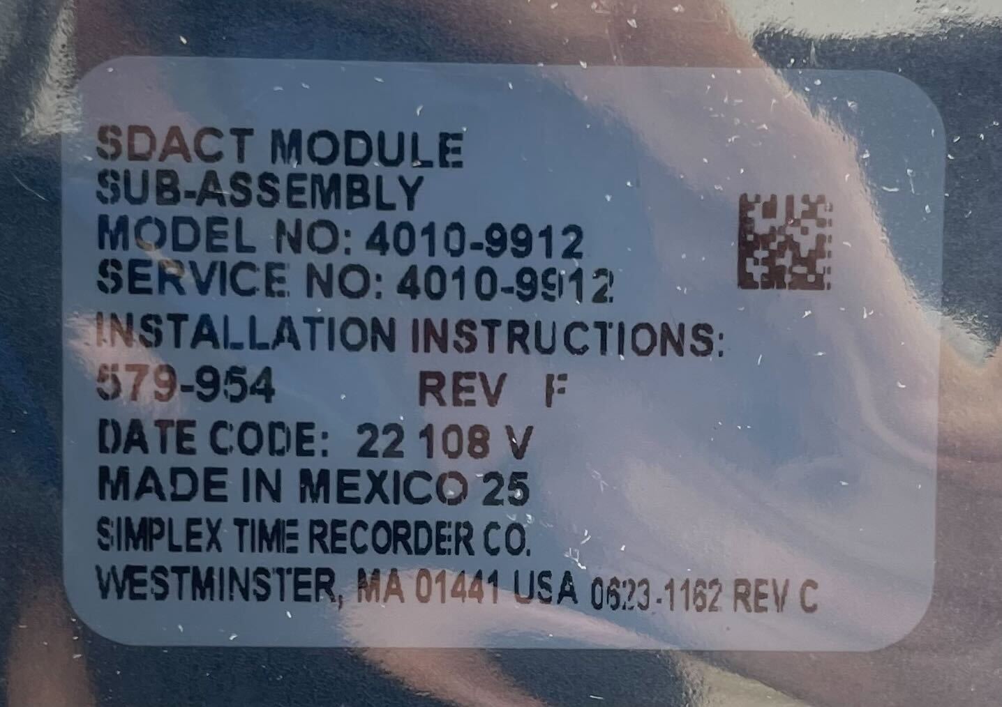 Simplex 4010-9912 fire alarm with alarm bell and control panel, designed for fire safety systems.