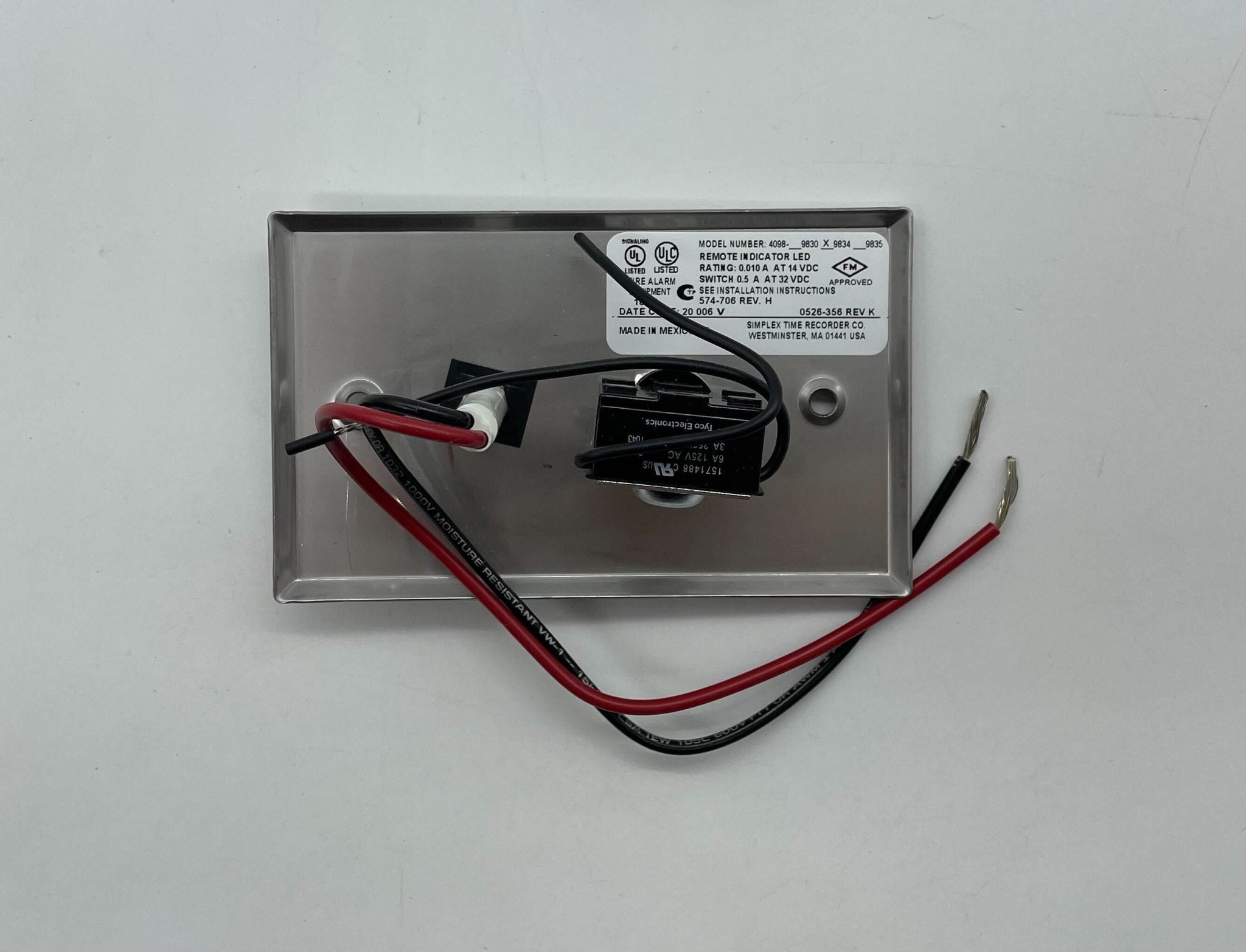 Simplex 4098-9834 fire alarm with digital display and sensor, mounted on a ceiling for safety detection.