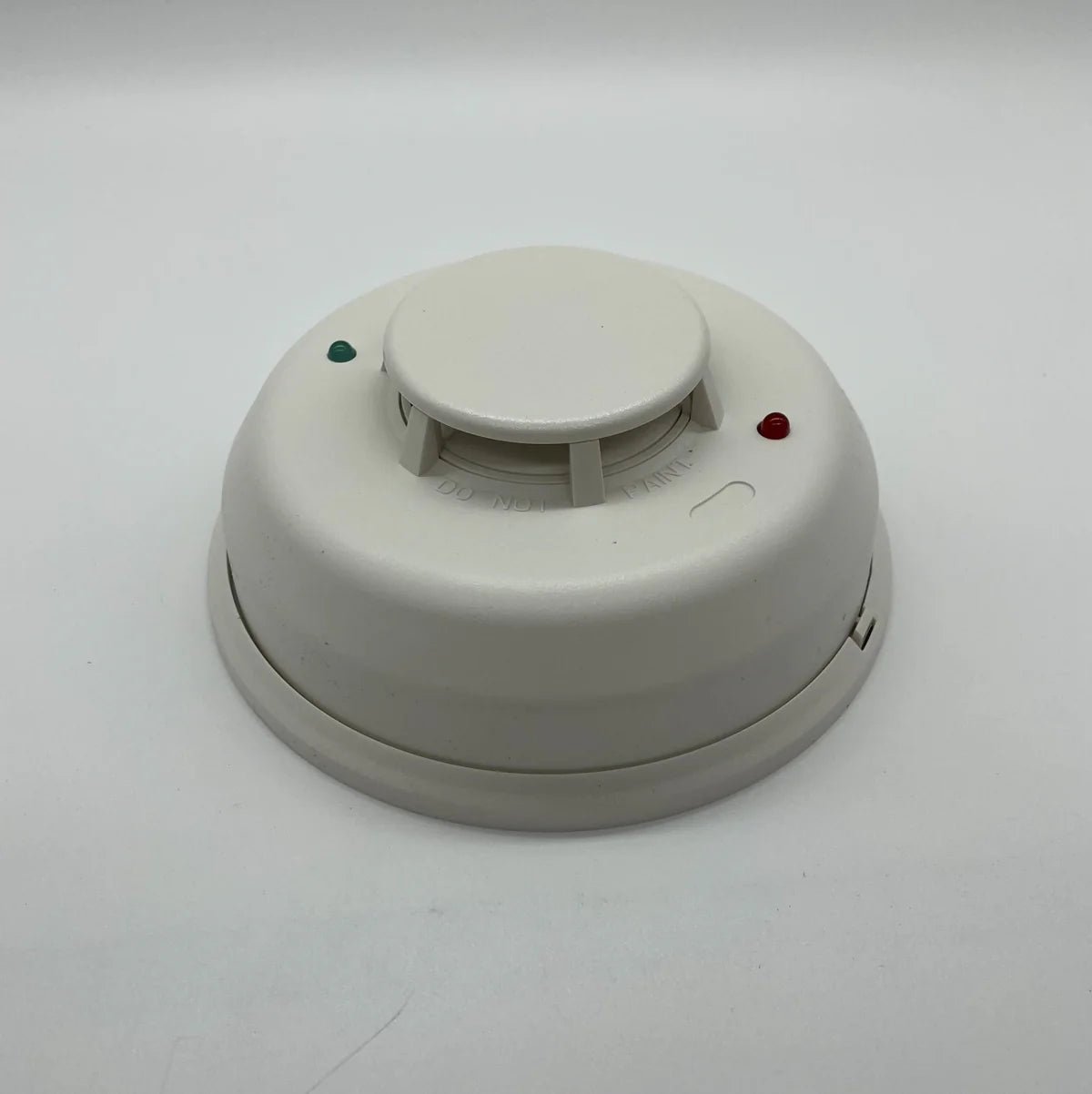 System Sensor 2WTR-B fire alarm detector with dual-wavelength sensor for improved smoke detection, mounted on ceiling.