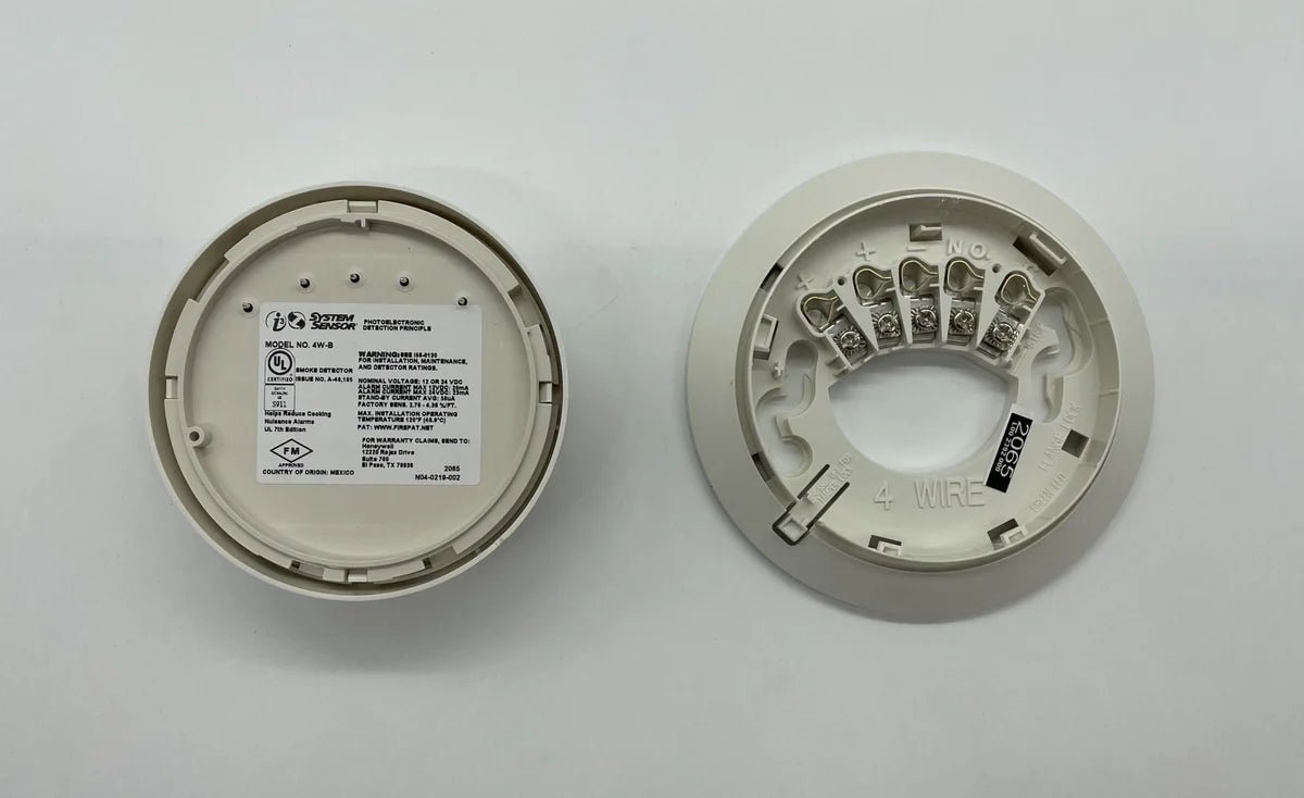 System Sensor 4W-B wireless smoke detector with alarm and sensor components for fire safety applications.