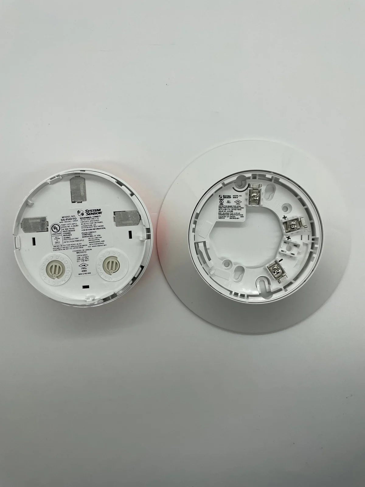 System Sensor SS-PHOTO photoelectric smoke detector with white plastic housing for fire safety.