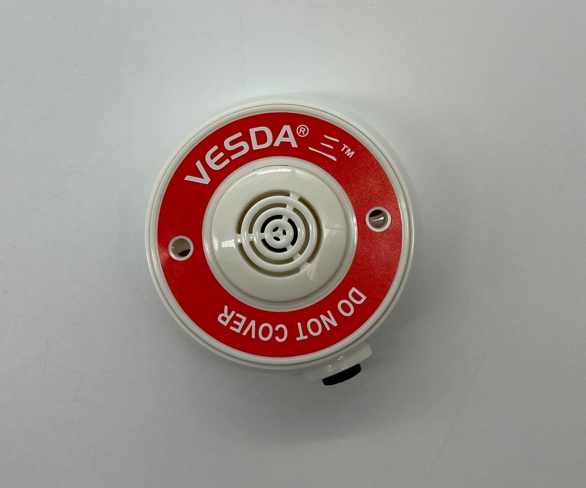 Vesda VSP-983-W fire alarm sensor with white casing, part of VESDA fire detection system, mounted on wall.
