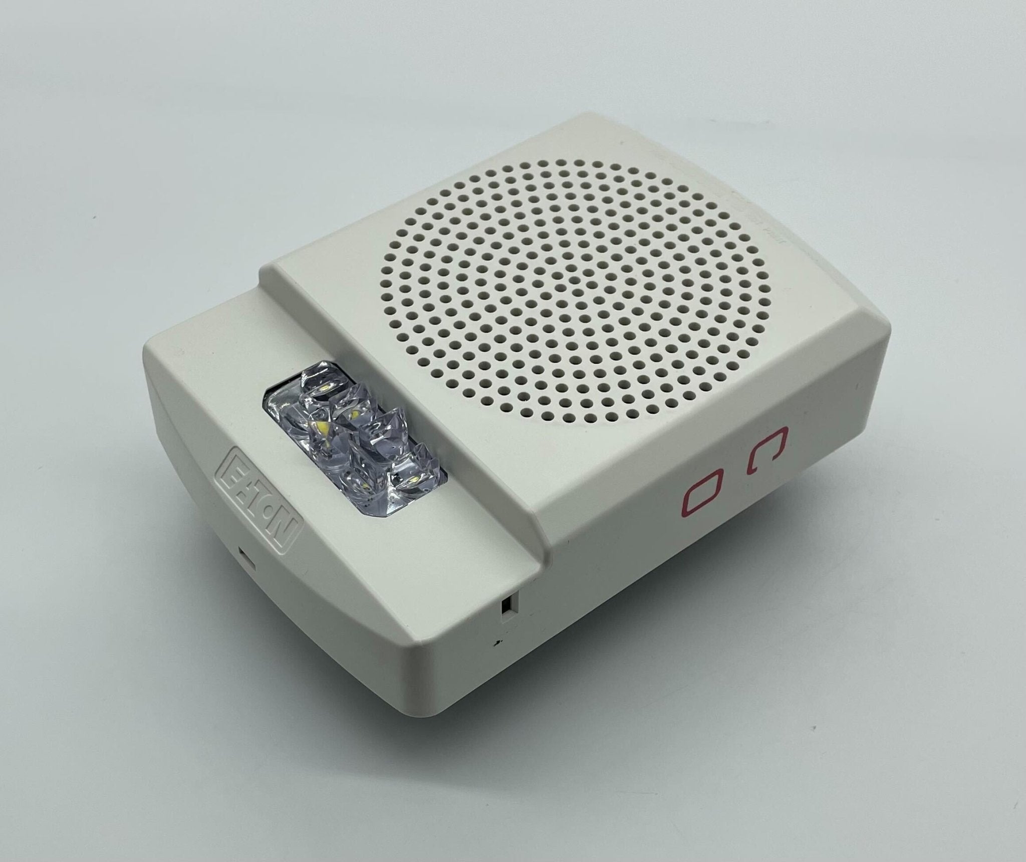 Eaton Wheelock ELFHSW-CO strobe light with clear lens and mounting bracket, designed for emergency signaling and safety alerts.